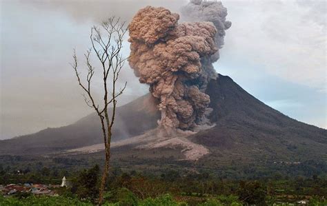 gunung meletus terbaru di indonesia